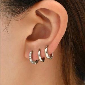 2 pairs huggie hoop earrings